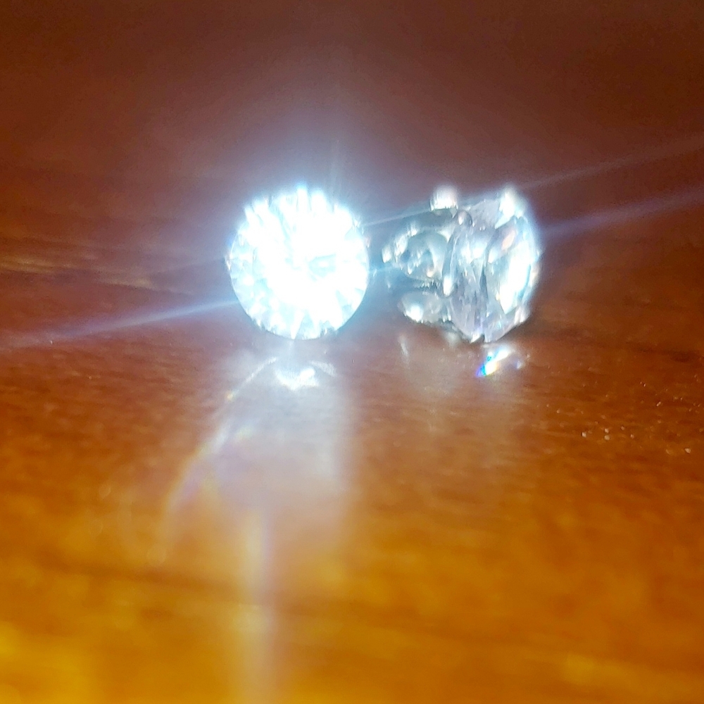 Elegant Silver Stud Earrings - Picture 6 of 9